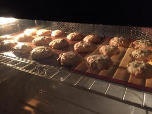 Chocolade chip cookies in de oven
